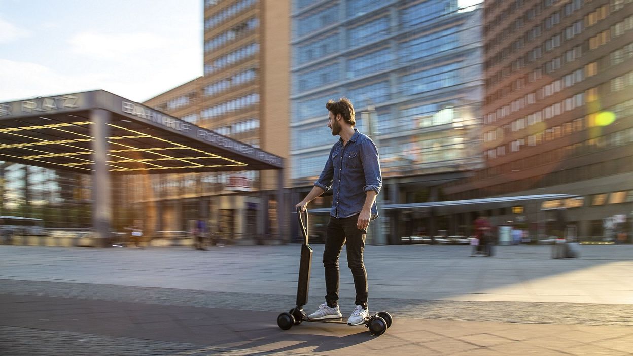 Scooter trottinette e-tron audi skateboard