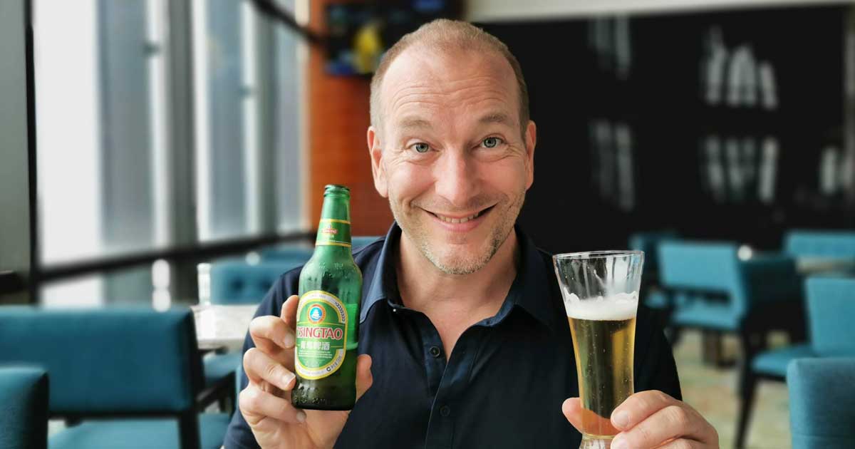 Pascal boit de la bière chinoise